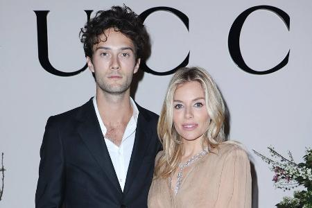 Ihr Freund ist 15 Jahre jünger: Sienna Miller hatte anfangs Bedenken Ihr Freund ist 15 Jahre jünger: Sienna Miller hatte anfangs Bedenken