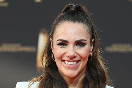 Esther Sedlaczek: EM-Sammelalbum soll Begeisterung ihrer Kinder wecken Esther Sedlaczek: EM-Sammelalbum soll Begeisterung ihrer Kinder wecken
