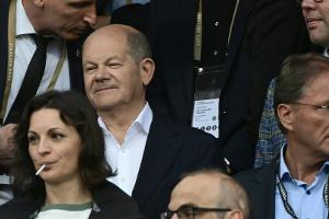 Aus der Ferne: Scholz drückt DFB-Team die Daumen