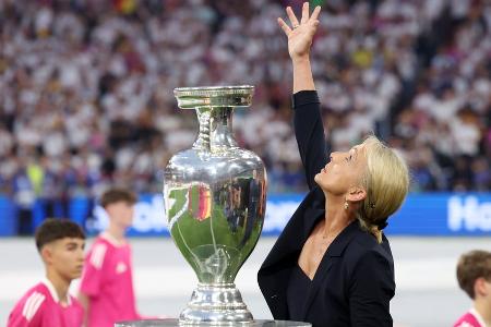 Ehefrau des verstorbenen Franz Beckenbauer schickt Kuss in den Himmel Ehefrau des verstorbenen Franz Beckenbauer schickt Kuss in den Himmel
