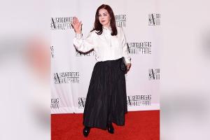 Priscilla Presley legt strahlenden Auftritt bei Gala hin