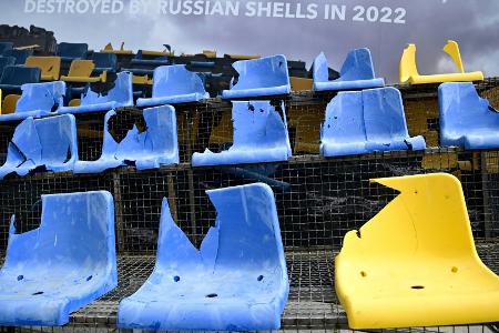 In München: Ukraine zeigt zerstörte Tribüne als Mahnung In München: Ukraine zeigt zerstörte Tribüne als Mahnung
