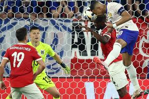 Mbappe erzwingt Eigentor zum Sieg - und verletzt sich