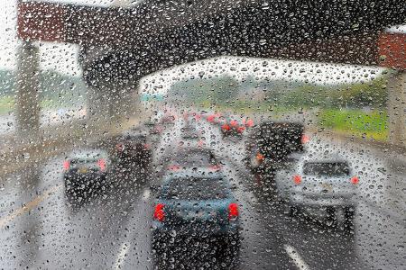 Auto im Regen Brücke