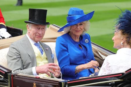 Charles und Camilla beehren Royal Ascot am Eröffnungstag Charles und Camilla beehren Royal Ascot am Eröffnungstag