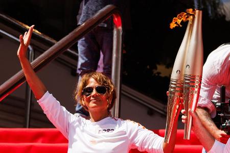 Halle Berry schreitet mit dem Olympischen Feuer durch Cannes Halle Berry schreitet mit dem Olympischen Feuer durch Cannes
