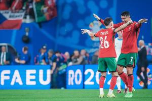 Portugals Rekordmänner Ronaldo und Pepe: "Unfassbar wichtig"