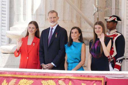 Thronjubiläum: Spanische Königsfamilie feiert auf dem Balkon Thronjubiläum: Spanische Königsfamilie feiert auf dem Balkon