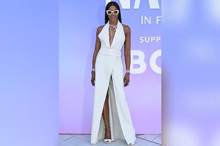 Ganz in Weiß: Naomi Campbell legt in London High-Fashion-Auftritt hin Ganz in Weiß: Naomi Campbell legt in London High-Fashion-Auftritt hin