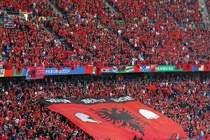UEFA untersucht Gesänge gegen Serbien