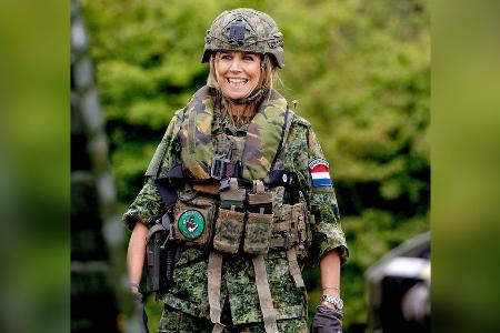 Kampfbereit! Königin Máxima begeistert im Militäroutfit Kampfbereit! Königin Máxima begeistert im Militäroutfit