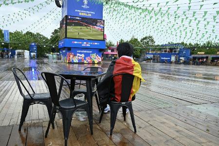 Berliner Fanzonen nach Unwetterwarnung wieder geöffnet Berliner Fanzonen nach Unwetterwarnung wieder geöffnet