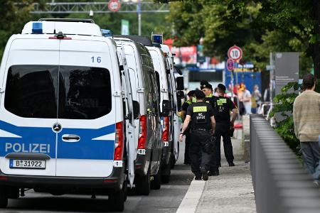 Im Olympiastadion: Polnischer Fan stürzt von Tribüne Im Olympiastadion: Polnischer Fan stürzt von Tribüne