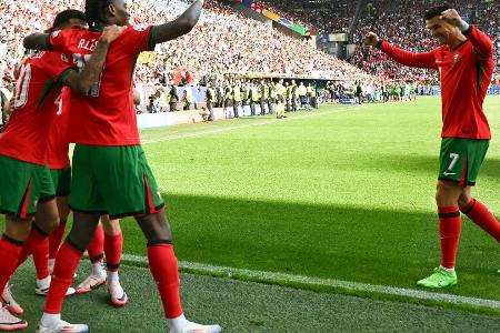 Mit Slapstick-Eigentor: Ronaldo und Portugal im Achtelfinale Mit Slapstick-Eigentor: Ronaldo und Portugal im Achtelfinale