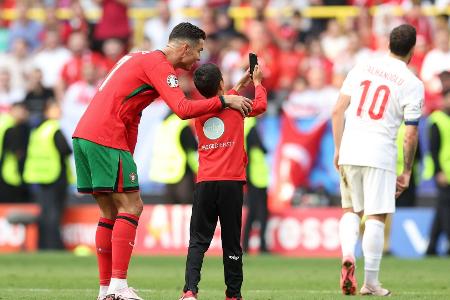 Beim EM-Spiel: Ronaldo im Visier der Selfiejäger Beim EM-Spiel: Ronaldo im Visier der Selfiejäger