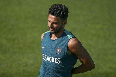 Schmerzhafter Zwischenfall: Ordner grätscht Ramos um Schmerzhafter Zwischenfall: Ordner grätscht Ramos um