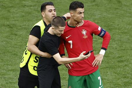 Selfiejagd auf Ronaldo bereitet Portugals Trainer Selfiejagd auf Ronaldo bereitet Portugals Trainer