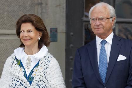 Mit Erdbeeren und Blumenkranz: Schwedische Royals feiern Mittsommer Mit Erdbeeren und Blumenkranz: Schwedische Royals feiern Mittsommer