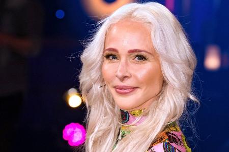 Nach Beinverlängerung: Theresia Fischer wurden die Stangen entfernt Nach Beinverlängerung: Theresia Fischer wurden die Stangen entfernt