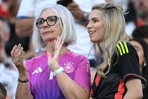 Frauen-Power: Ehefrau und Mama feuern Rekordspieler Manuel Neuer an