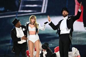 Überraschung in London: Taylor Swift bringt Travis Kelce auf die Bühne