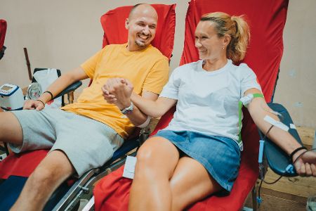 ein Paar spendet zusammen Blut in Liegestühlen ein Paar spendet zusammen Blut in Liegestühlen