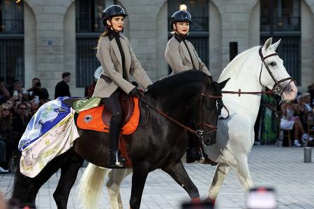 Gigi Hadid und Kendall Jenner hoch zu Ross bei Modenschau Gigi Hadid und Kendall Jenner hoch zu Ross bei Modenschau