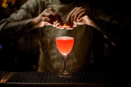 Mann streut etwas in ein Glas