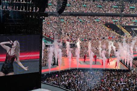 Nicht einmal ein Käfer kann Taylor Swift aufhalten Nicht einmal ein Käfer kann Taylor Swift aufhalten