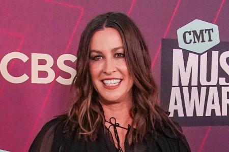 Süßer Moment: Alanis Morissette singt mit ihrer Tochter Süßer Moment: Alanis Morissette singt mit ihrer Tochter