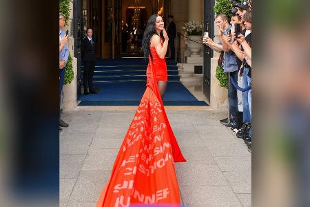 Katy Perry begeistert in Paris mit 150 Meter langer Schleppe Katy Perry begeistert in Paris mit 150 Meter langer Schleppe