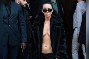 Fast nackt! Katy Perry zeigt in Paris ihre Bauchmuskeln