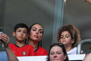 Georgina Rodríguez mit Kids bei Portugal-Niederlage im Stadion