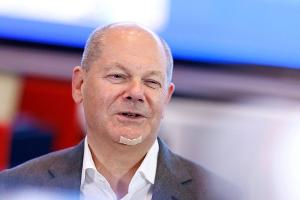 Olaf Scholz besucht Polizeizentrum mit Pflaster im Gesicht