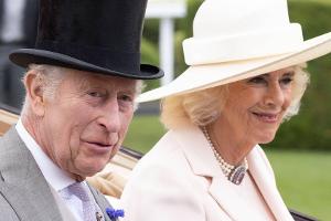 Königin Camilla dankt den Soldaten, König Charles posiert in Uniform