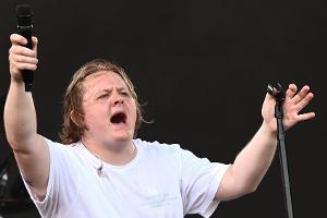 Ein Jahr nach Rückzug: Lewis Capaldi besucht Glastonbury