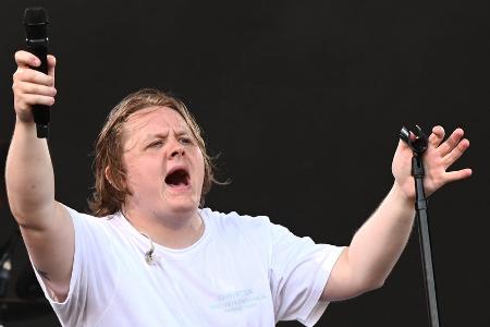 Ein Jahr nach Rückzug: Lewis Capaldi besucht Glastonbury Ein Jahr nach Rückzug: Lewis Capaldi besucht Glastonbury