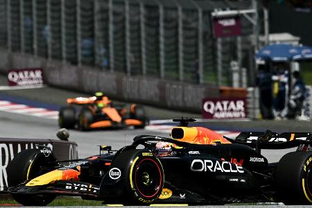 Der große Knall: Verstappen und Norris crashen, Russell siegt Der große Knall: Verstappen und Norris crashen, Russell siegt