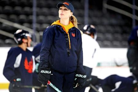 Campbell schreibt als erste NHL-Trainerin Geschichte Campbell schreibt als erste NHL-Trainerin Geschichte