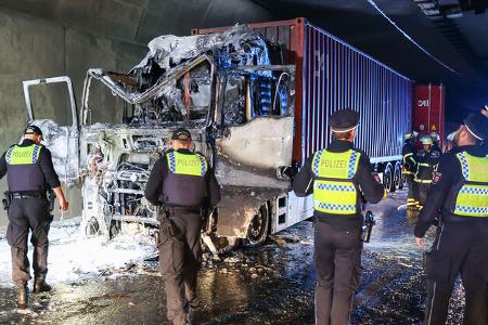 Lastwagen-Brand im Hamburger Elbtunnel Lastwagen-Brand im Hamburger Elbtunnel