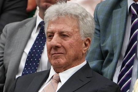 Dustin Hoffman stattet Wimbledon einen Besuch ab Dustin Hoffman stattet Wimbledon einen Besuch ab