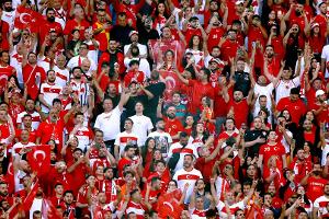 Türkei-Fans mit Wolfsgruß bei Hymne - Erdogan auf der Tribüne