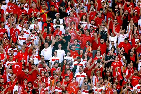 Türkei-Fans mit Wolfsgruß bei Hymne - Erdogan auf der Tribüne Türkei-Fans mit Wolfsgruß bei Hymne - Erdogan auf der Tribüne