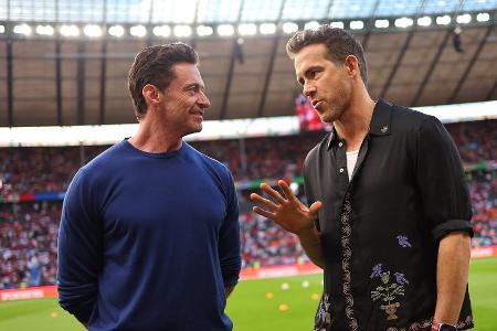 Hugh Jackman und Ryan Reynolds: Hollywoodstars zu Gast bei der Heim-EM Hugh Jackman und Ryan Reynolds: Hollywoodstars zu Gast bei der Heim-EM
