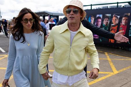 Liebesauftritt: Brad Pitt zeigt sich Hand in Hand mit seiner Freundin Liebesauftritt: Brad Pitt zeigt sich Hand in Hand mit seiner Freundin
