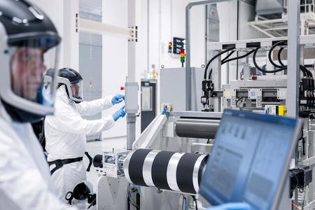 Mercedes eršffnet eCampus am Stammwerk Stuttgart UntertŸrkheim