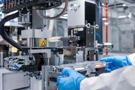 Mercedes eršffnet eCampus am Stammwerk Stuttgart UntertŸrkheim