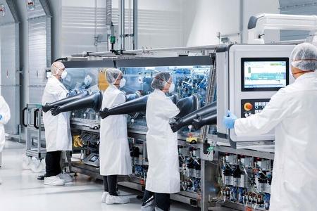 Mercedes eršffnet eCampus am Stammwerk Stuttgart UntertŸrkheim