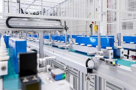 Mercedes eršffnet eCampus am Stammwerk Stuttgart UntertŸrkheim
