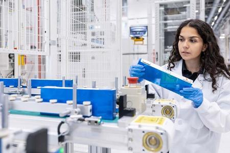 Mercedes eršffnet eCampus am Stammwerk Stuttgart UntertŸrkheim